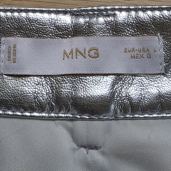 🏵MNG Silver Faux Leather Lined Mini Skirt with Pockets Size L EUC - Picture 2 of 4